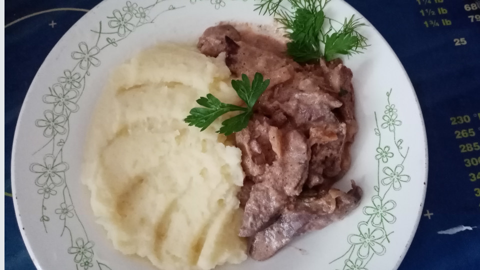 Бефстроганов из куриной печени с гарниром из картофельного пюре