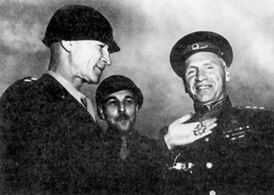 Цветаев на встрече с американским генералом Симпсоном после войны. Источник - https://ourreg.ru/2023/02/07/chetyre-vojny-generala-cvetaeva/