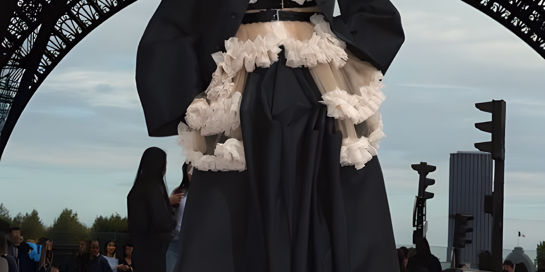 В рюшах и портупее из Парижа: Ксения Собчак в костюме Comme des Garçon показала, как выглядит "французская штучка"