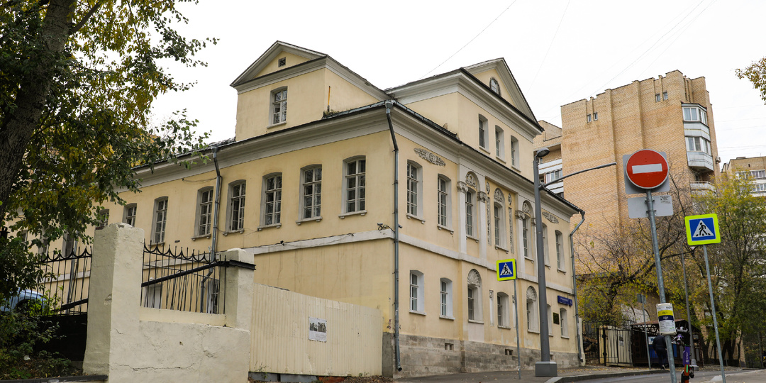 Ампирный особняк Михаила Поспелова. Двор, где снимали «Гостью из будущего»