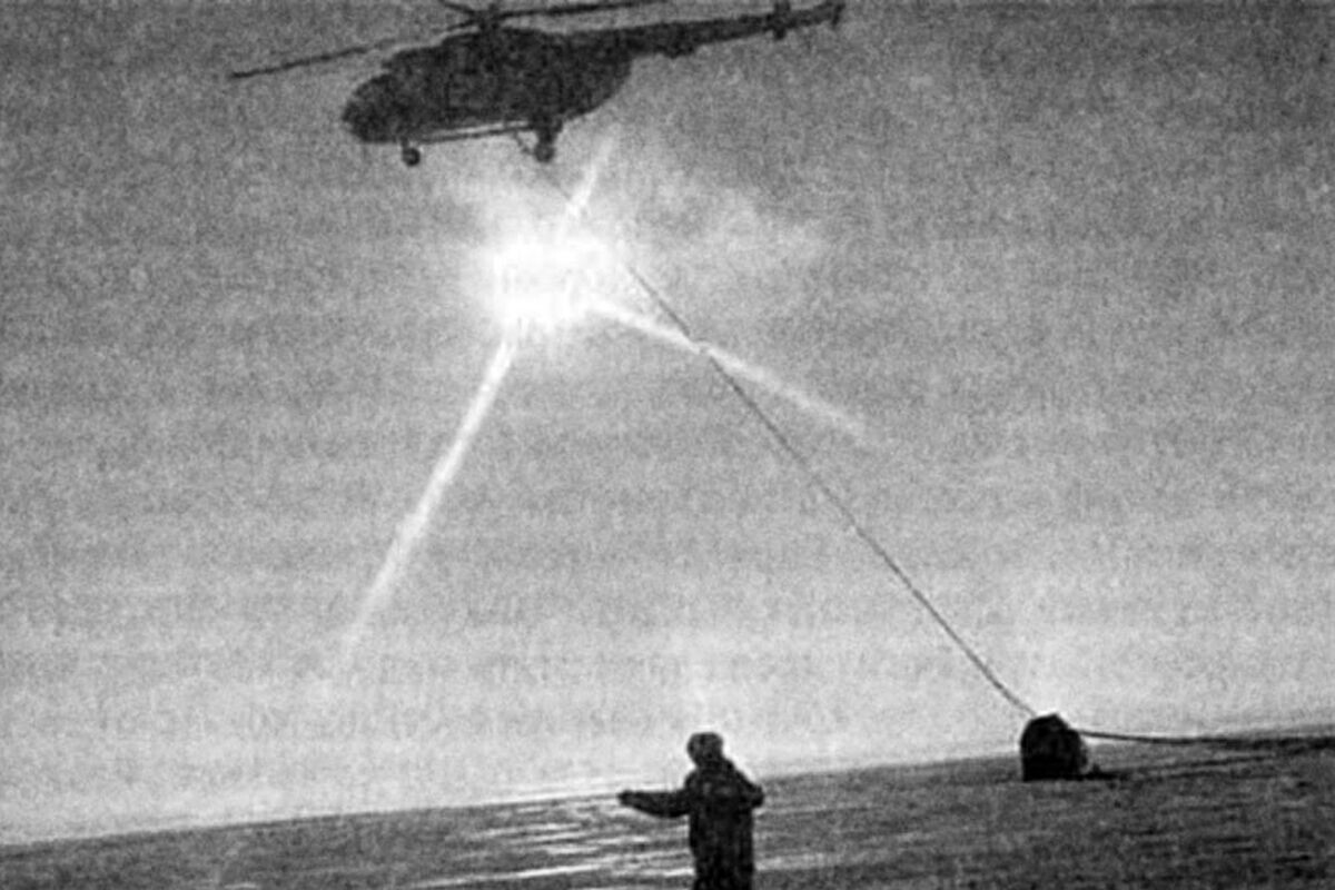    Буксировка "Союза-23" вертолетом, 1976 год© Роскосмос