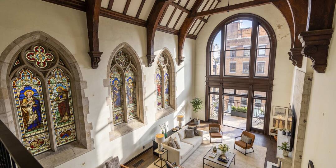 Двухуровневая квартира в Greenwich Village сохранила витражи и исторические балки