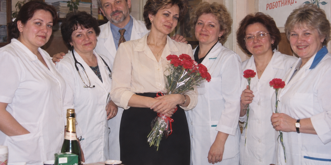 «Папа разговаривает с телевизором»: 6 странных привычек после 70, которые нельзя автоматически списывать на деменцию