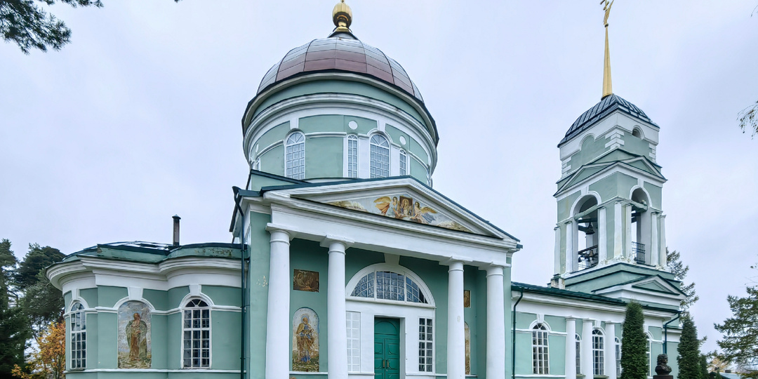 Петропавловская церковь в селе Сомино, увенчанная копией фигуры ангела с одноимённой церкви в Петербурге