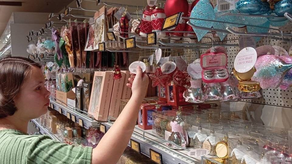 В магазинах Волгограда в октябре уже продают елочные украшения и сувениры