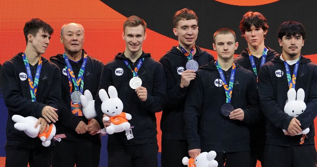 Российские гимнасты взяли серебро на чемпионате мира и выиграли путевки на Олимпиаду