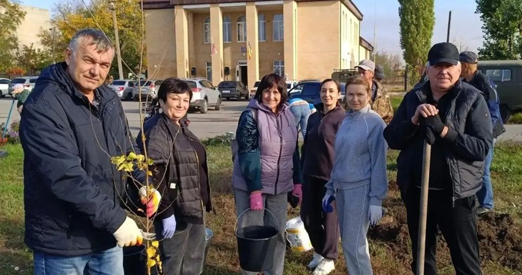 Миллеровцы присоединились к областному древонасаждению, высажено 87 деревьев и 30 кустарников