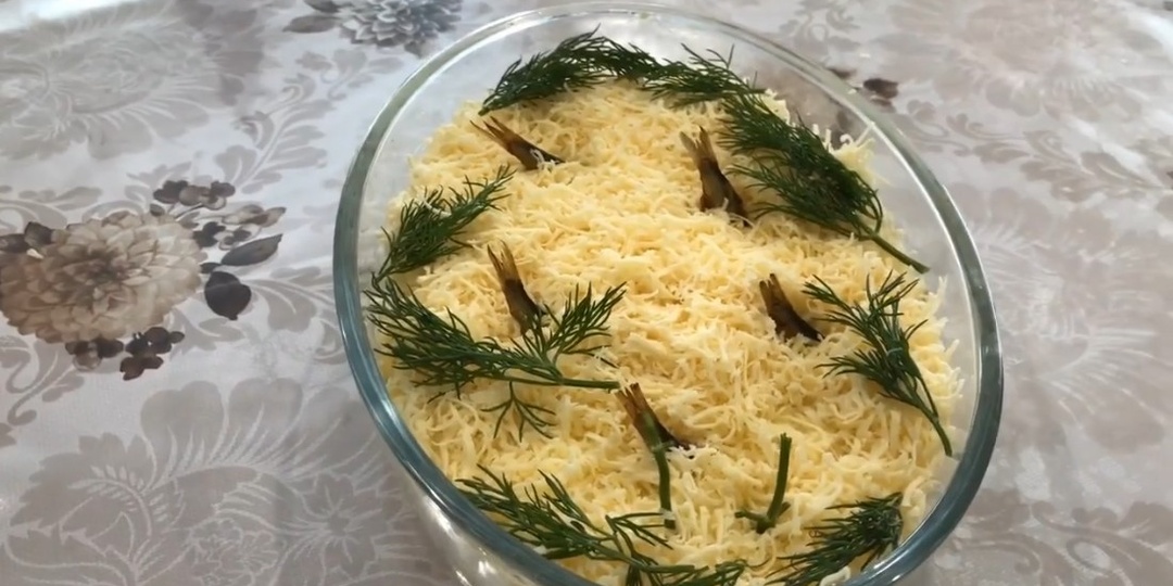 Классический рецепт слоёного салата «Рыбки в пруду»