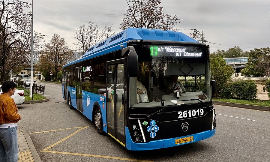 Как открывать двери в новых автобусах ЛиАЗ в Сочи