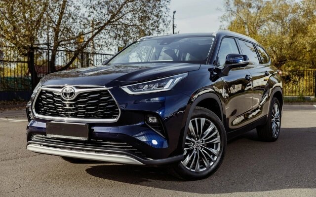 Toyota Highlander за 5,5 млн рублей: почему этот японский кроссовер не спешит в будущее