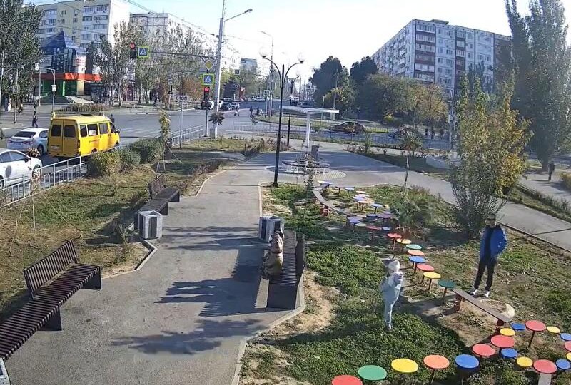 На глазах у отца ребёнок пытался сломать дерево возле детской поликлиники в Волжском