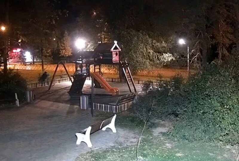 В Волжском похитительница качелей подбросила их обратно в сквер: видео