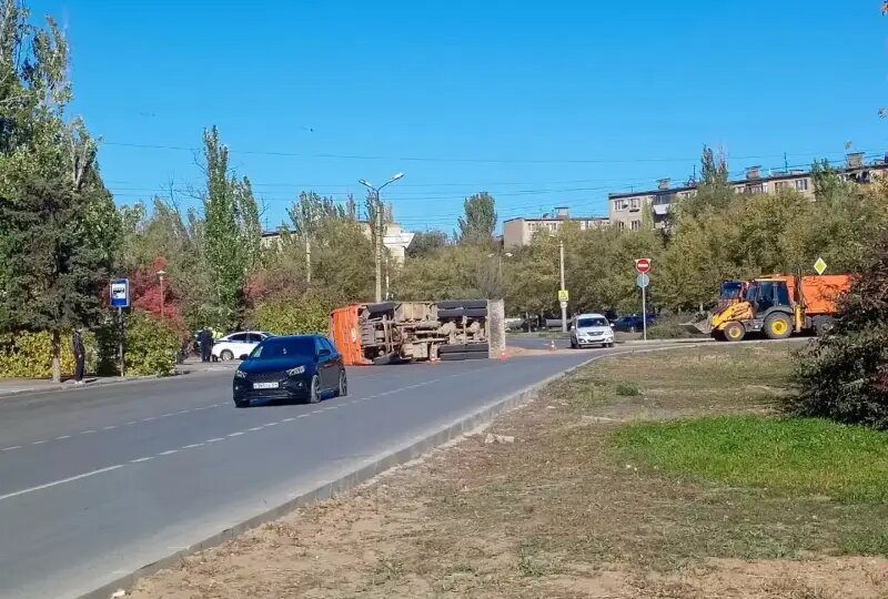 КамАЗ перевернулся на кольце Карбышева в Волжском