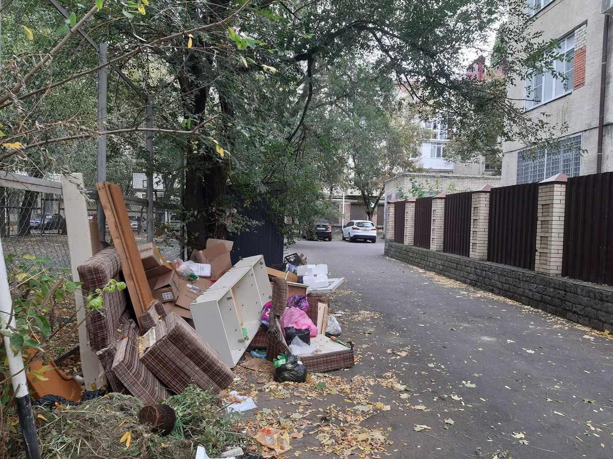 Хроническая мусорная свалка в 50 метрах от Правительства КЧР и в 5 метрах от офиса республиканского отделения партии "Единая Россия" (здание за шикарным забором справа).