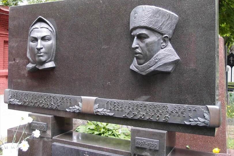 Новодевичье кладбище. Михаил Жаров и Лидия Русланова – всенародно любимые артисты родившиеся 27 октября