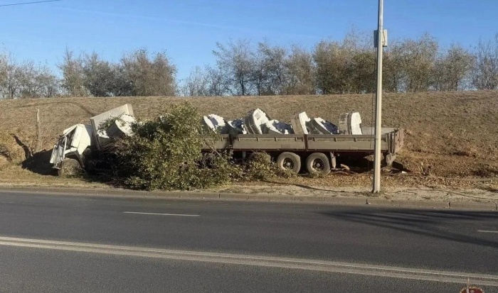 В Волгограде водитель «КамАЗа» врезался в металлическую опору