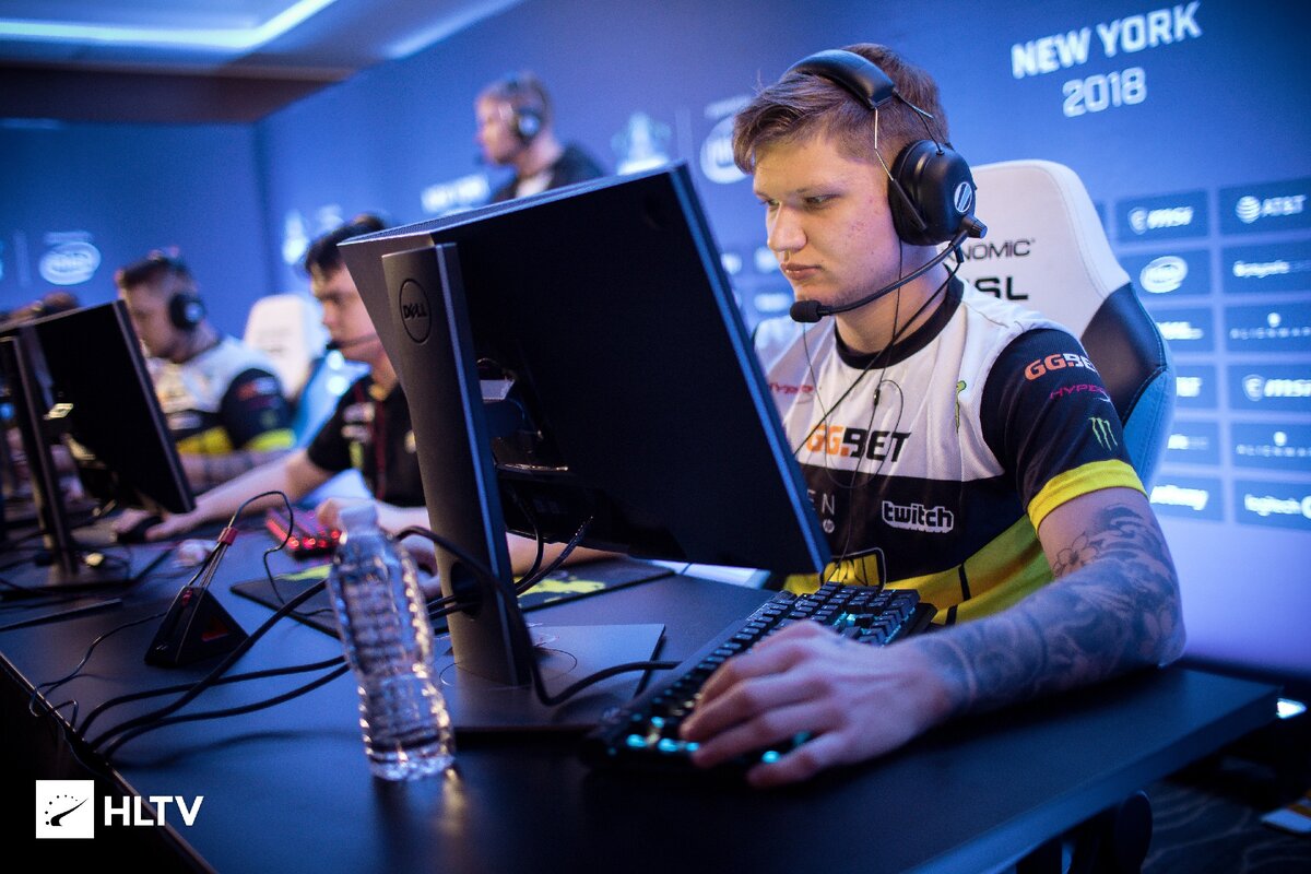 Киберспортсмены потеют, что бы выиграть игру в Counter Strike: Global Offensive.