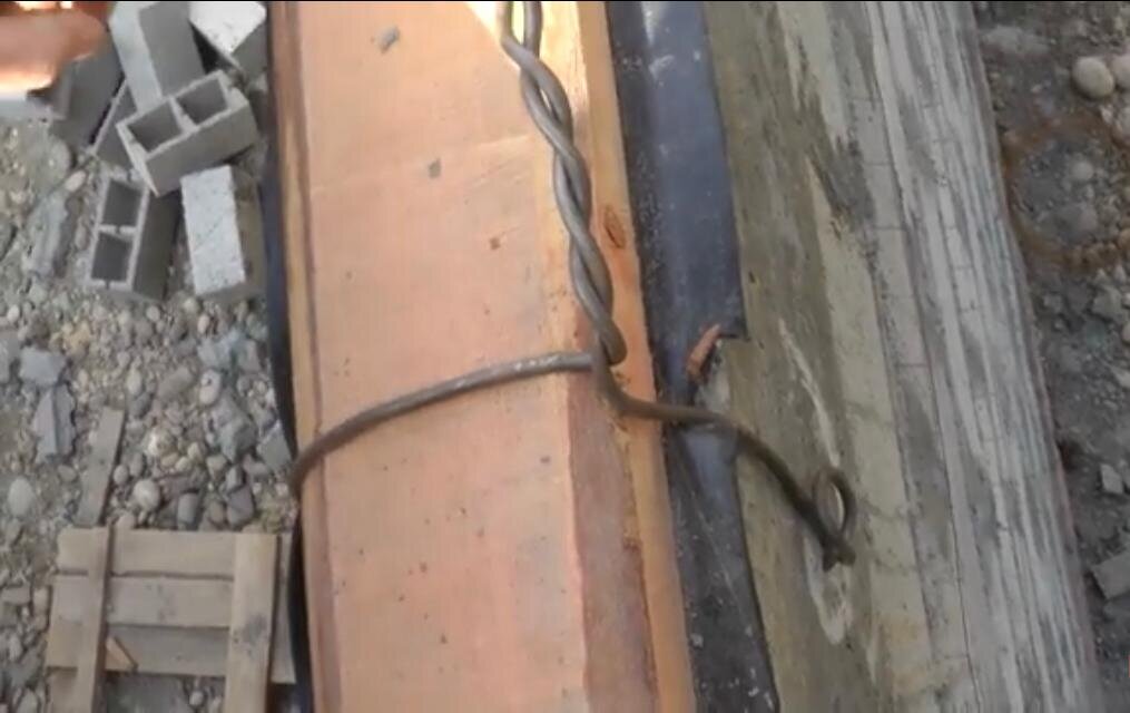 Гоните в шею таких строителей увидев такую конструкцию.