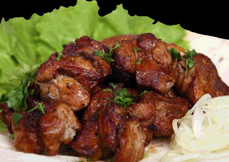 соль и специи по вкусу.eda-land.ruМясо необходимо нарезать достаточно крупными кусками, лук кольцами, все перемешать с майонезом, соевым соусом, лимонным соком, солью и специями. С солью очень аккуратно, так как ее достаточно много в соевом соусе. Оставляем мясо мариноваться на несколько часов. Чем дольше маринуем, тем нежнее будет мясо на выходе. Затем загружаем все в мультиварку и включаем ее на режим выпечка на 1 час.
После 40 минут приготовления периодически перемешивайте мясо. Через час мясо готово. За счет присутствия в маринаде соевого соуса, оно получается темного цвета, как будто его только сняли с углей. А вкус и аромат и вовсе выше всяких похвал!
Приятного вам аппетита.