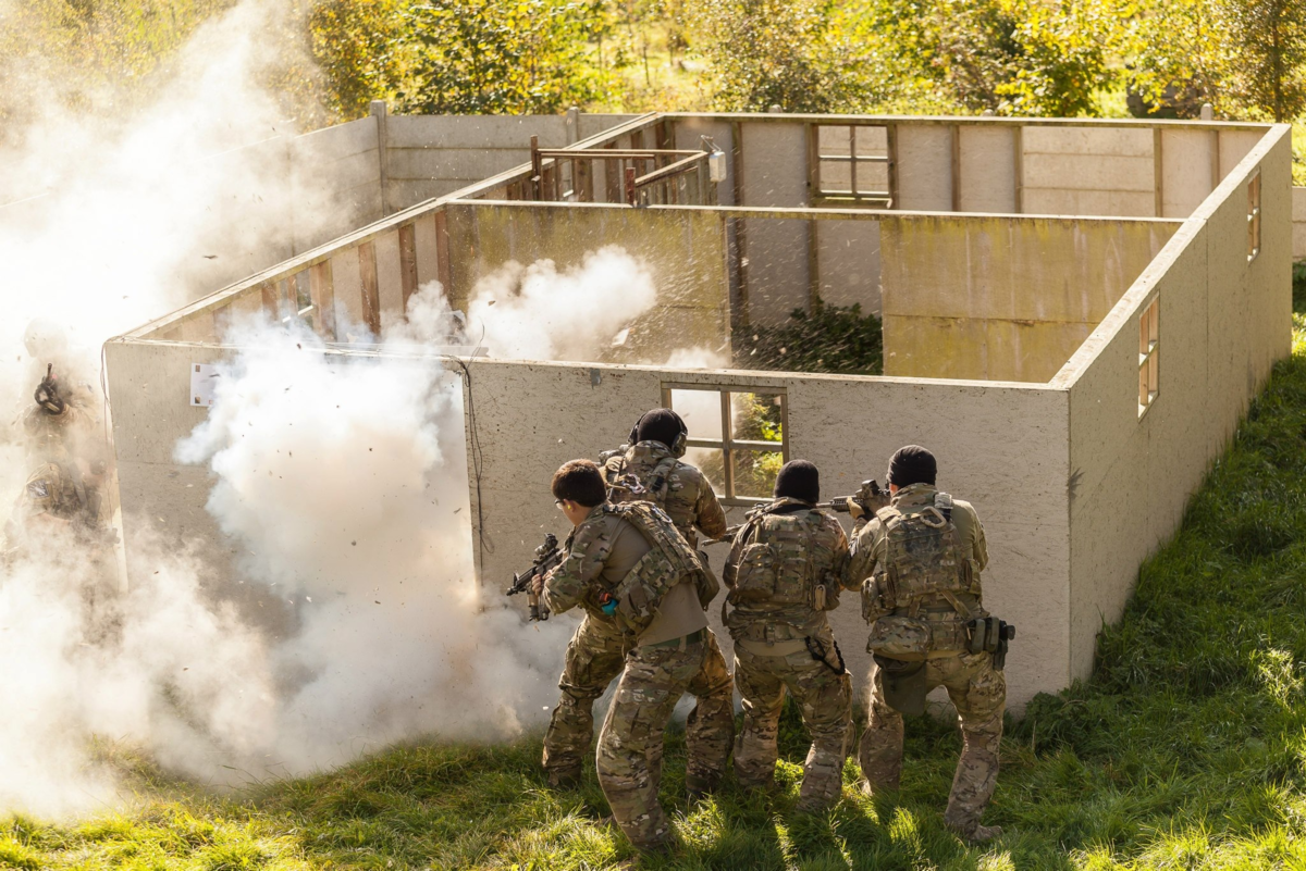 Страйкбол на пк. CQB страйкбольный полигон. Страйкбол игра. Страйкбольные соревнования. Страйкбол спортивный полигон.