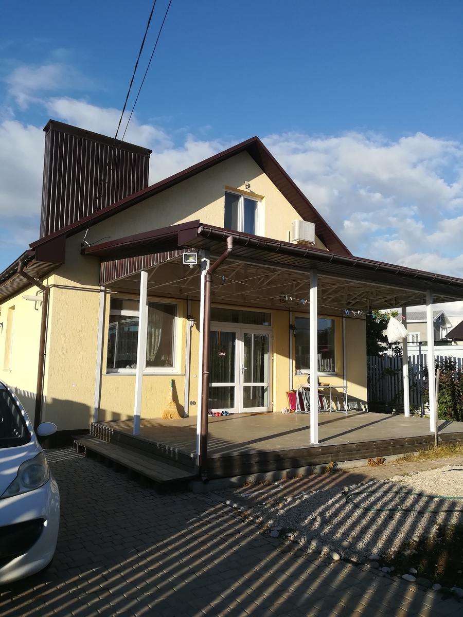 Кто знает что это за труба такая большая на крыше и почему без нее нельзя? Пишите в комментариях варианты. 