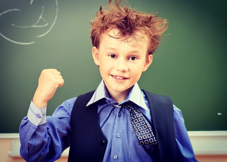 Скорее всего, вам бы показалось странным, если бы на этой картинке вместо мальчика была девочка. И да, девочки тоже любят бегать в коридорах и задирать мальчишек