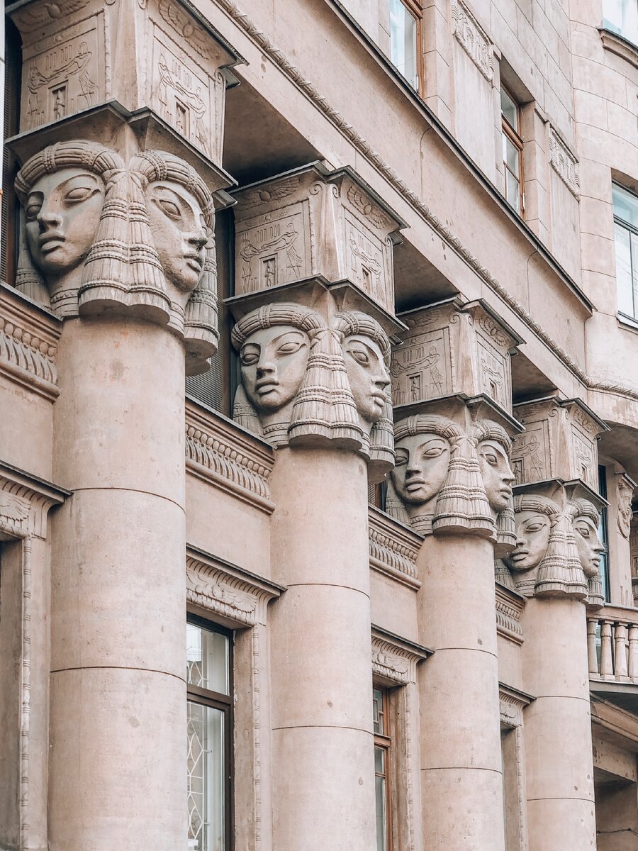 Колонны с капителями в виде голов Хатхор