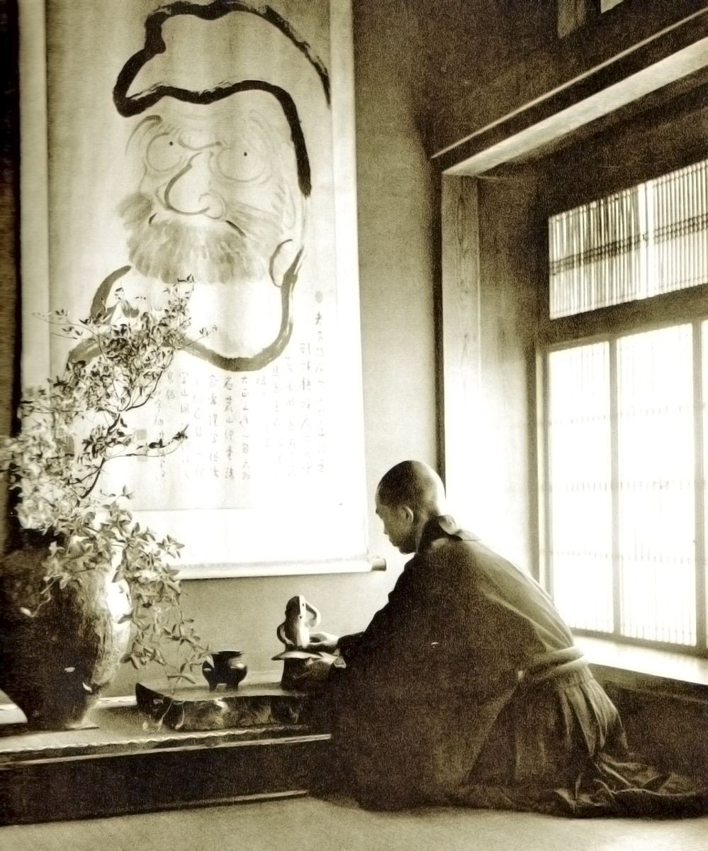 На фото: последователь Дзен в комнате для медитаций (Япония)