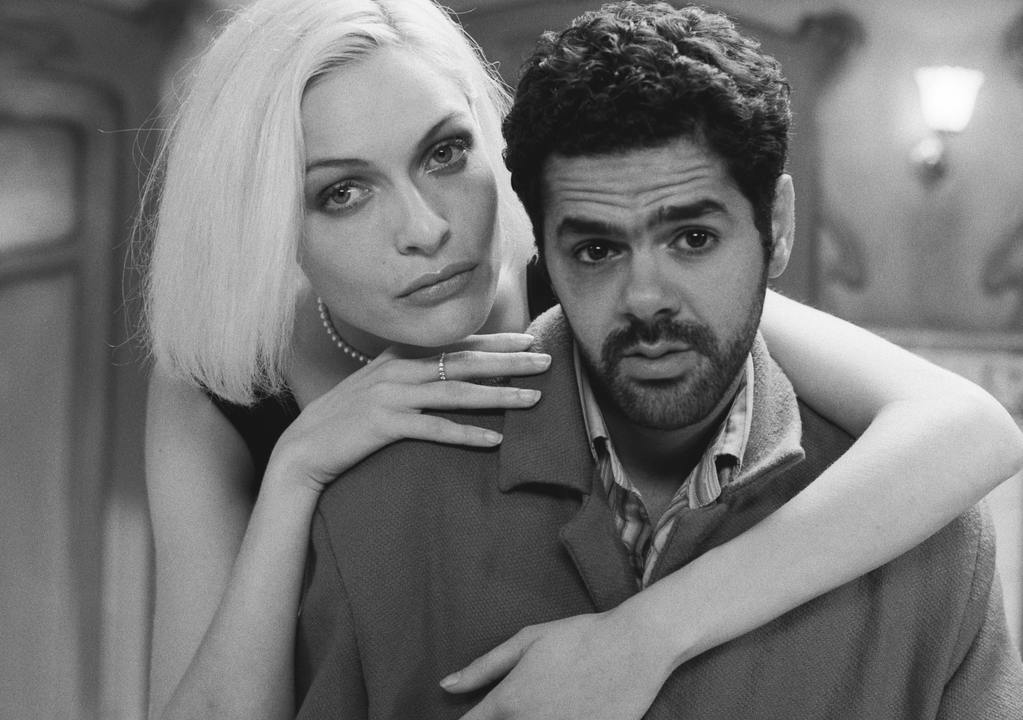 Ри Расмуссен и Жамель Деббуз в фильме «Ангел-А». Кадр из фильма