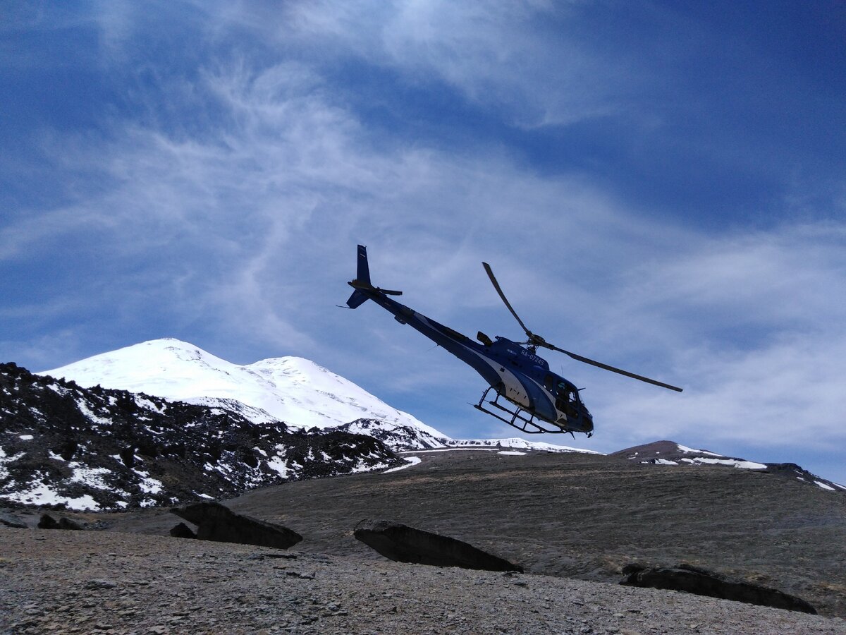 Вертолёт компании HELIACTION у подножия Эльбруса