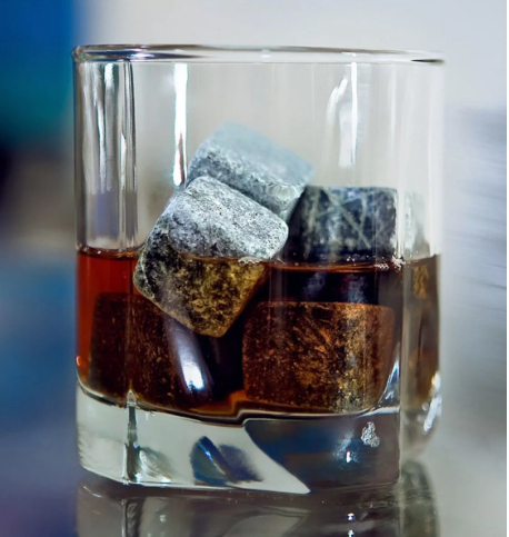 Бокал виски с охлаждающими камнями. Источник фото: Яндекс картинки