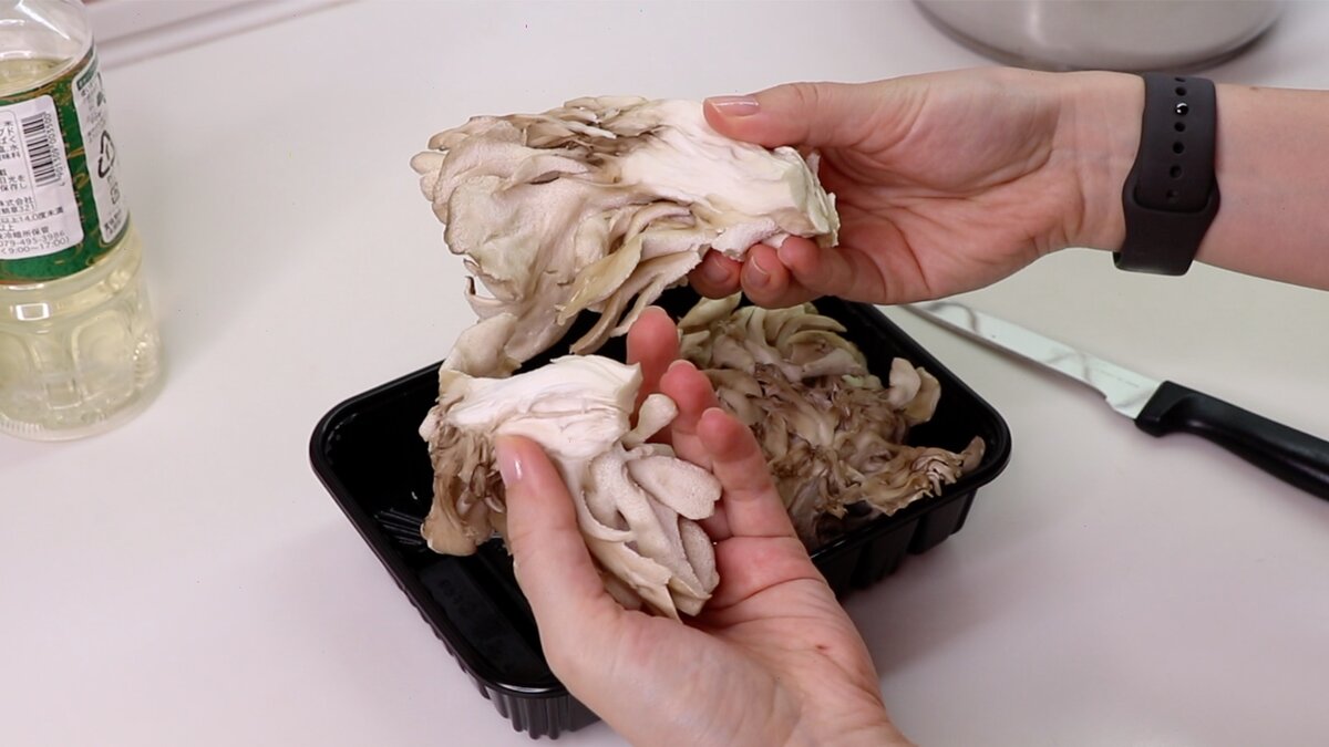 Грибы разделить руками на крупные кусочки.