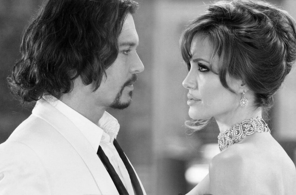           Фильм режиссёра Флориана Хенкеля фон Доннерсмарка, ремейк фильма «Неуловимый» (2005). Главные роли исполняют Джонни Депп и Анджелина Джоли.