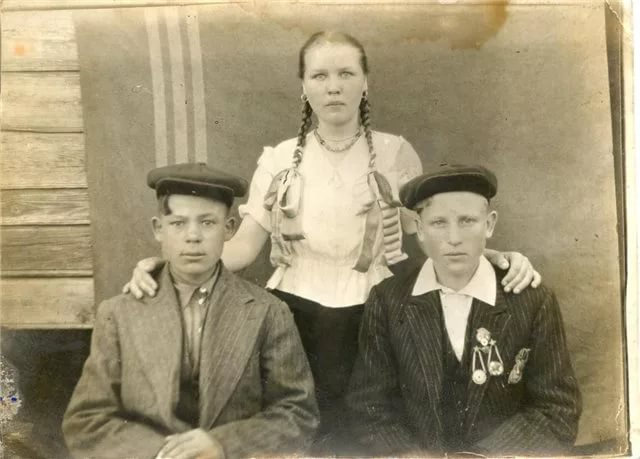 Молодёжь 30-х годов  http://yandex.ru/clck/jsredir