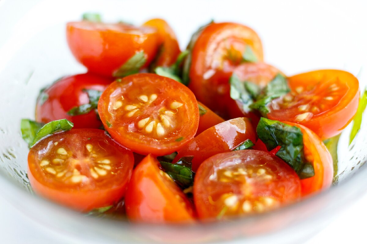 Помидорки, базилик... Просто и ароматно!