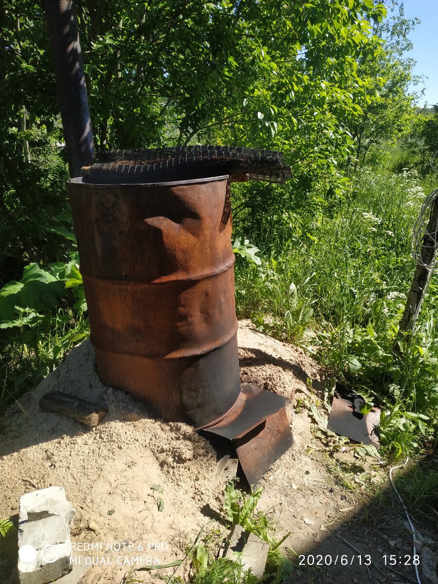 вот такую коптилку сделал мой муж из подручных средств