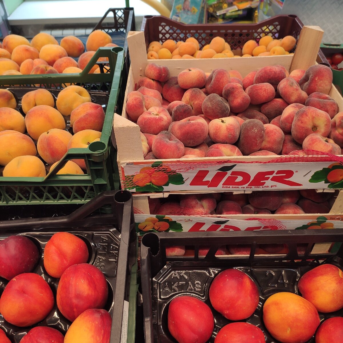 Витрина с персиками в Пятерочке. Это и все остальные фото сделаны автором канала "Играй со мной".