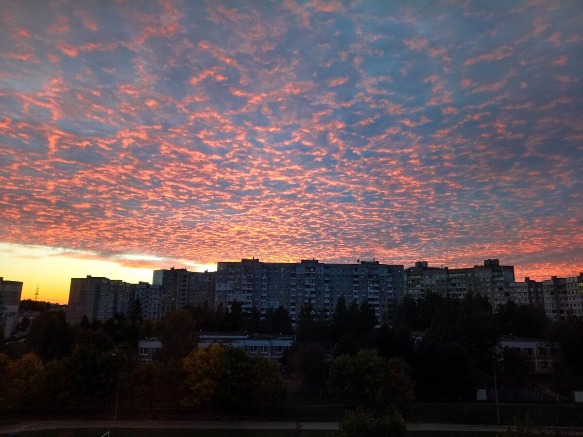 Вид из нашей квартиры на 6 этаже. Иногда небо над Беларусью чудесно (часто)