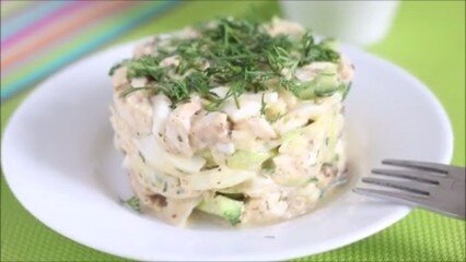 🥗 Салат с курицей и финиками — видео рецепт