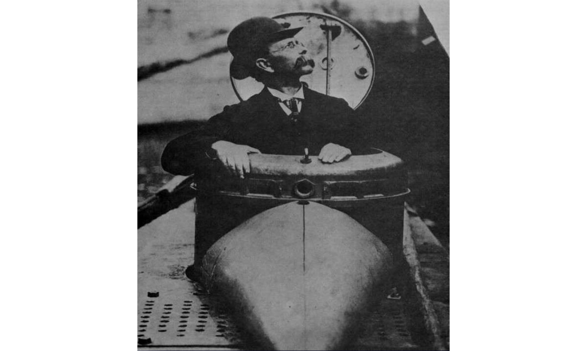 Джон П. Голланд(John P. Holland), создатель первой подводной лодки Военно-Морского флота США, USS Holland (SS-1).