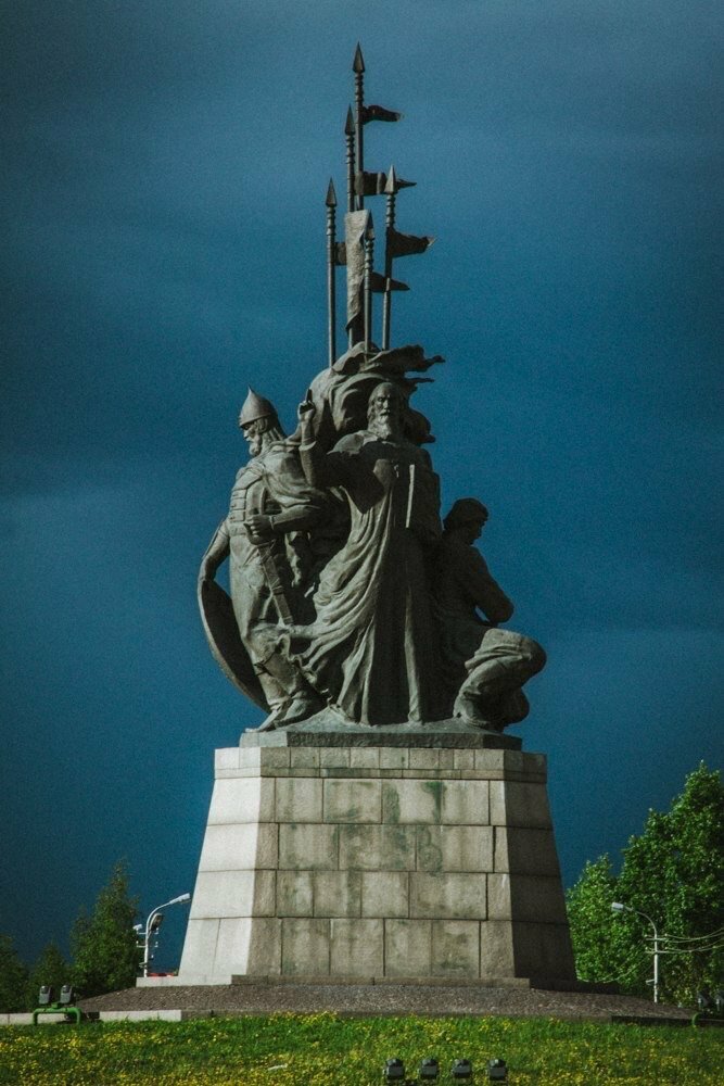 Памятник основателям. Основатели Сургута памятник основателям Сургута. Памятник основателям города Сургута. Памятник первопроходцам Сургут. Памятник основателям Сибири в Сургуте.