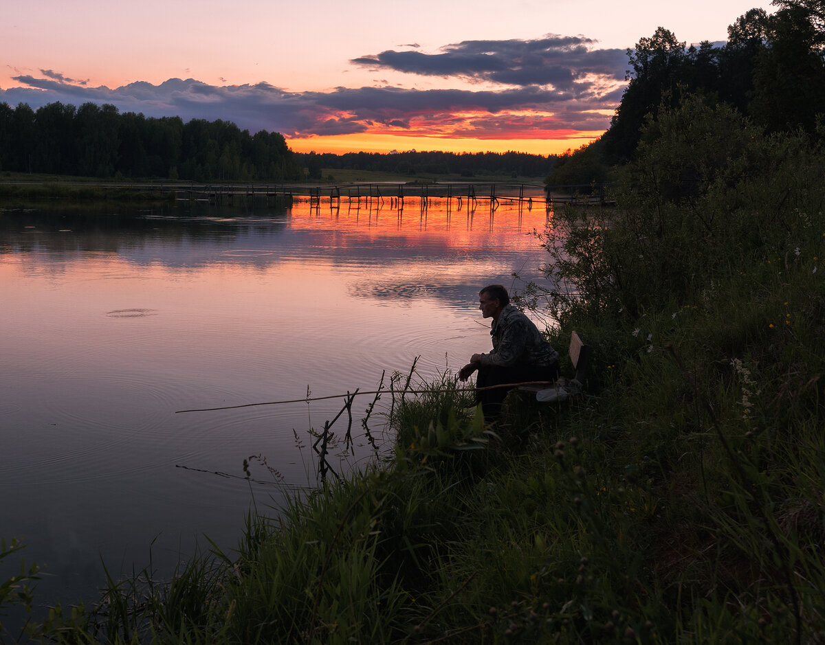 Рыбак на закате . Село верхосунье