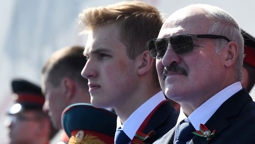Президент Белоруссии Александр Лукашенко с сыном Николаем  / Фото: Сергей Гунеев/Reuters