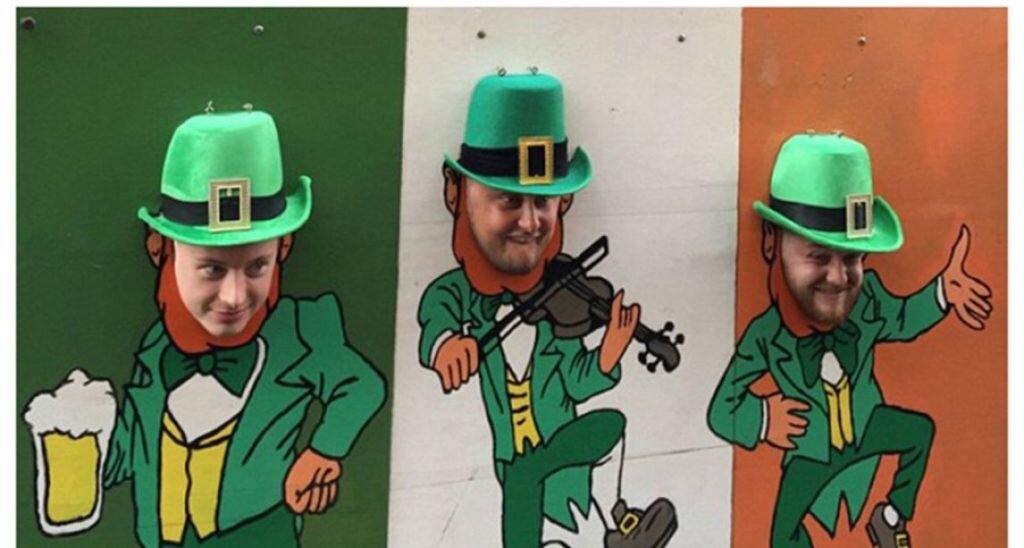 
Большинство из нас, кто любит выпить, в наши дни рождения склоняются к чему-то особенному, поэтому, возможно, нам не следует судить Дэнни Мелоди слишком строго. Его безумный момент также случился в Дублине, городе, который известен тем, что был сердечным на вечеринке. Дэнни из Чешира, в Англии, но приехал в Дублин, чтобы отметить свой 21-й год, и решил позировать для развратной сувенирной картины с головой в дыре на доске для фотографий гнома. К несчастью для него, кажется, что алкоголь заставляет его череп раздуваться, потому что, как только он воткнул голову в доску, он не мог вытащить его снова. Его друзья делали то, что в свое время делали все настоящие приятели: снимали его на свои мобильные телефоны и загружали на YouTube. Он также стал магнитом для проходящих мимо людей, которые начали фотографировать его.