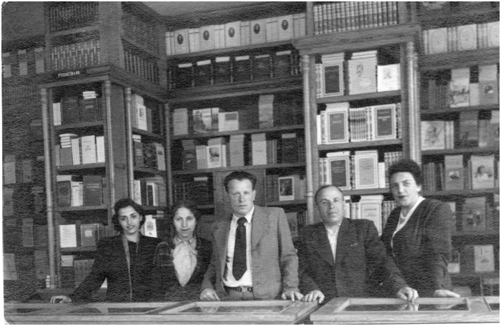 . Известный книжный магазин в самом центре Киева, ул. Ленина 8.