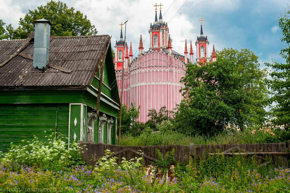 Красное тверская область. Церковь Преображения Господня в Красном, деревня красное. Красоты России. Огород в Тверской области. Земляничная Поляна неоготика.