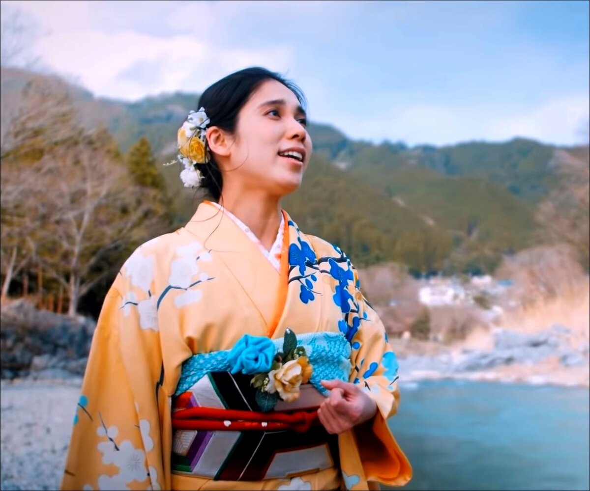 Нацуки - исполнительница песни. Кадр из видео с YouTube-канала ICHIGO TANUKI