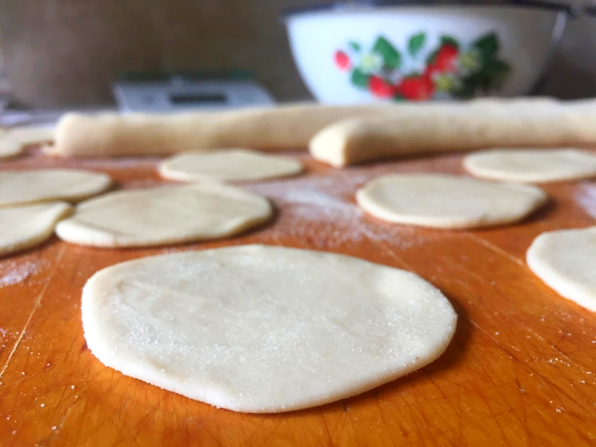 Тесто я раскатываю тонко