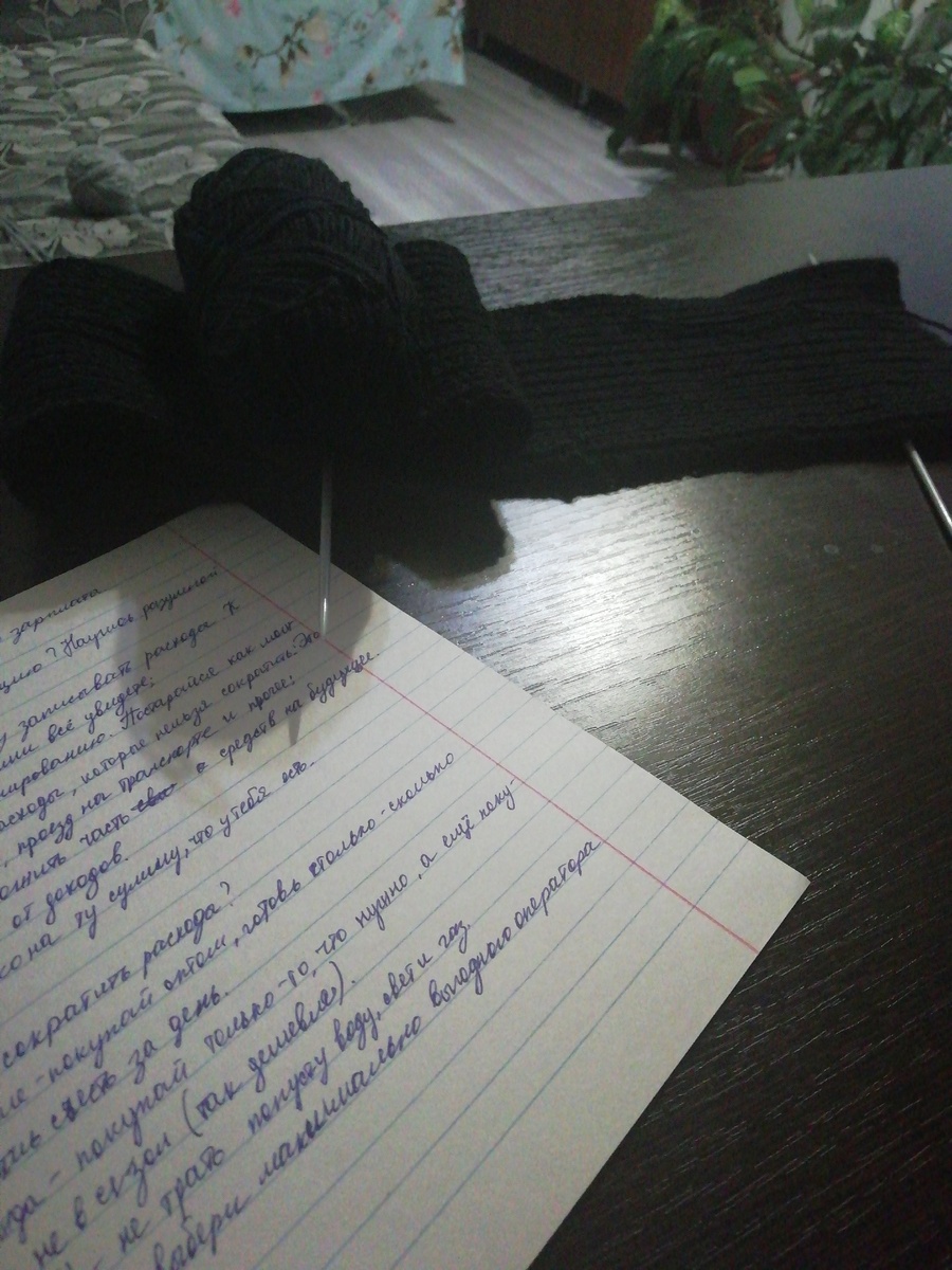 Редактор вяжет себе шарф на зиму:))) 