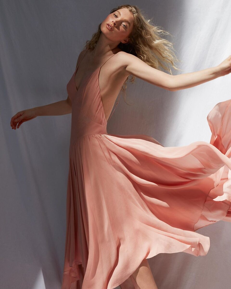 Эльза Хоск на страницах нового выпуска Harper's BAZAAR